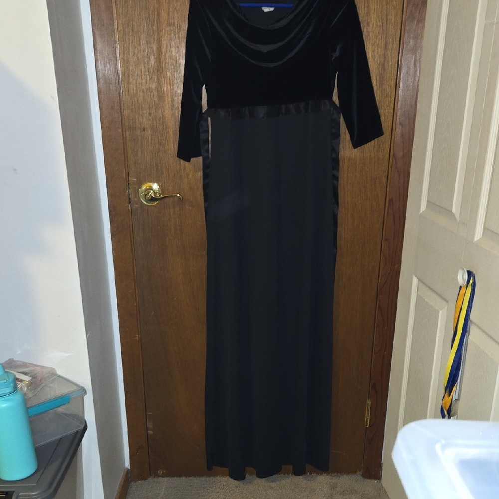 Chic Black Long Sleeve Evening Dress